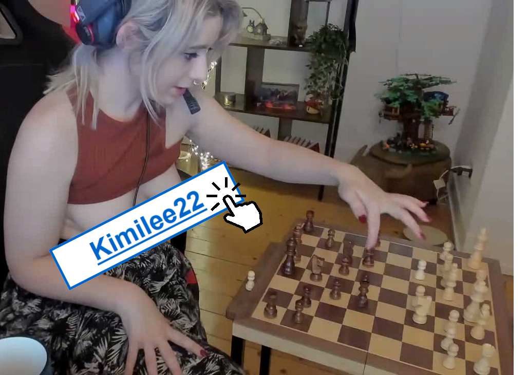 Die deutsche Streamerin Kimilee22 legt im Schach-Stream die Brüste frei.