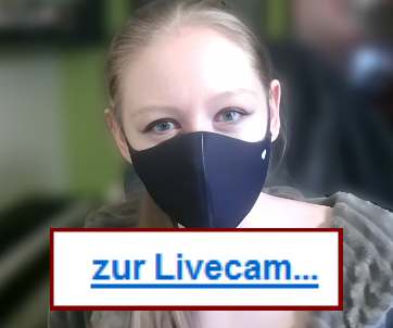 Camgirl Realartofslut, die nackte Pianistin, zieht sich den Schlüpfer über die Nase.